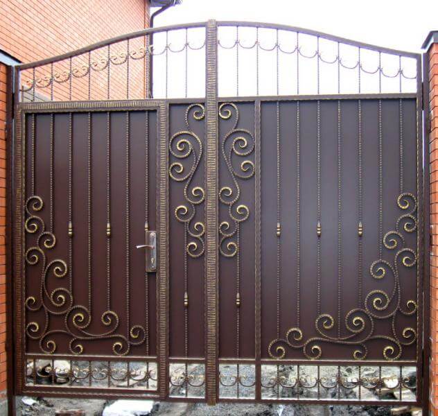 Кованые ворота со встроенной калиткой для частного дома